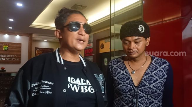 Firdaus Oiwobo dan Gus Irfan usai melaporkan Gus Miftah dan Atta Halilintar di Polres Metro Jakarta Selatan, Sabtu (10/9/2022). [Rena Pangesti/SATUBERITA.CO.ID]