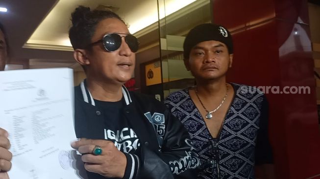 Firdaus Oiwobo dan Gus Irfan melaporkan Atta Halilintar dan Gus Miftah di Polres Metro Jakarta Selatan, Sabtu (10/9/2022). [Rena Pangesti/Suara.com]