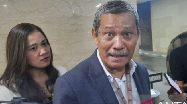 Pengacara Bripka Ricky Rizal Wibowo alias Bripka RR, Erman Umar, tersangka pembunuhan Brigadir J memberikan keterangan kepada wartawan di Bareskrim Polri, Jakarta, Kamis (8/9/2022) malam. (ANTARA/Laily Rahmawaty)