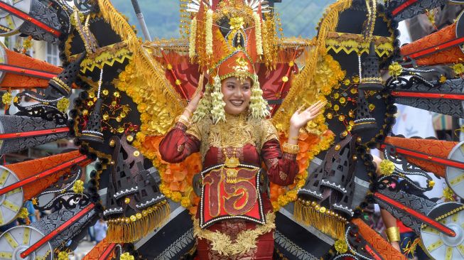 Peserta mengikuti parade Sawahlunto International Songket Silungkang Carnival (Sisca) di Sawahlunto, Sumatera Barat, Sabtu (10/9/2022). [ANTARA FOTO/Iggoy el Fitra/nym]