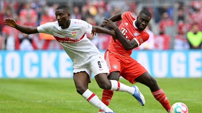 Bek Bayern Munich asal Prancis Dayot Upamecano (kanan) dan penyerang Stuttgart asal Guinea-Prancis Serhou Guirassy bersaing memperebutkan bola selama pertandingan pekan keenam Bundesliga Jerman antara FC Bayern Munich vs Stuttgart di Munich, Jerman selatan pada 10 September 2022.Christof STACHE / AFP