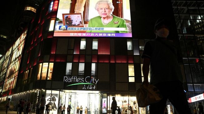 Sebuah layar video besar menunjukkan siaran berita yang menampilkan gambar Ratu Inggris Elizabeth II setelah kematiannya, di Beijing, China, Jumat (9//9/2022).  [Noel Celis / AFP]
