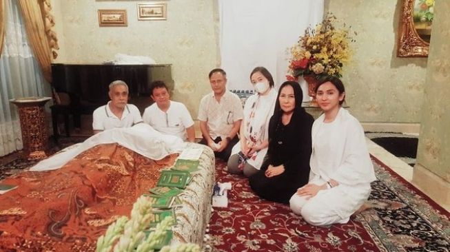 Potret Dena Rachman melayat sepupu (Instagram/@denarachman/@gina.rachman)