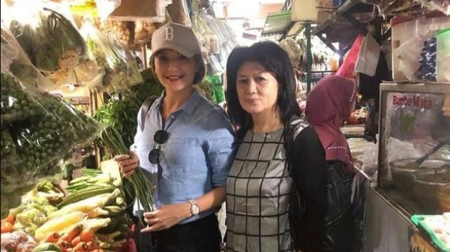  Momen Tamara Bleszynski Belanja di Pasar Tradisional (Instagram/tamarableszynskiofficial)