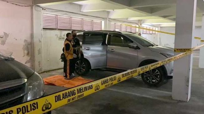 Seorang ASN ditemukan tewas tergantung di mobil yang terparkir di basement Kantor DPRD Riau, Sabtu (10/9/2022). [Ist]