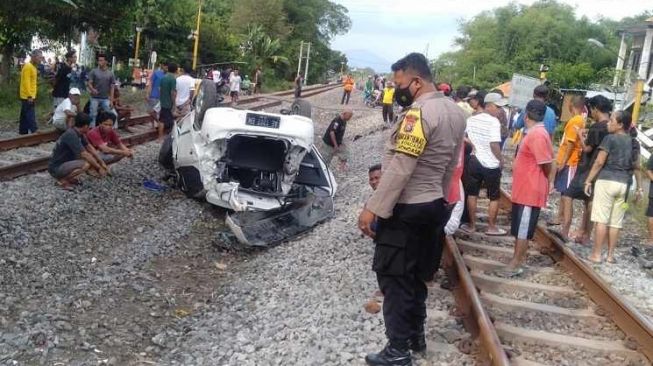 Minibus merek Toyota Agya tertabrak Kereta Api (KA) Brantas di Madiun, Jawa Timur, Minggu (11/9/2022). [Beritajatim.com]