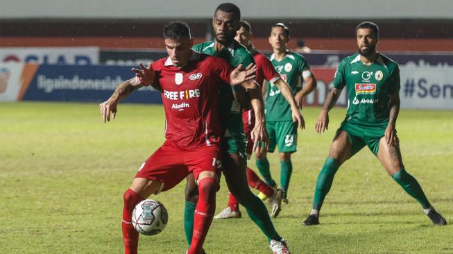 Pesepak bola PSS Sleman Irkham Mila (kedua kanan) mencoba melewati pesepak bola Persis Solo Irfan Jauhari (kiri) pada pertandingan Liga 1 di Stadion Maguwoharjo, Sleman, DI Yogyakarta, Sabtu (10/9/2022). [ANTARA FOTO/Hendra Nurdiyansyah/rw]