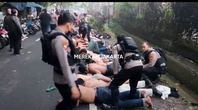 Ditangkap Polres Jaksel saat Hendak Tawuran, 30 Remaja Disuruh Telanjang Dada Tengkurap di Atas Aspal