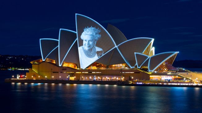 Sydney Opera House dihiasi gambar Ratu Inggris Elizabeth II sebagai bentuk penghormatan di Sydney, Australia, Jumat (9/9/2022). [Robert WALLACE / AFP]
