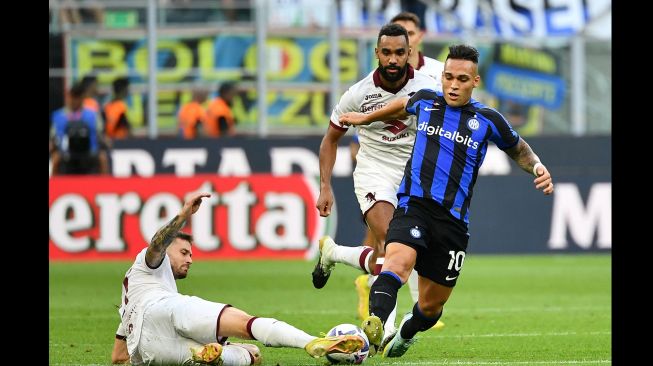 Pemain depan Torino Simone Zaza (kiri) dan pemain belakang Torino Koffi Djidji (tengah) berebut bola dengan pemain depan Inter Milan Lautaro Martinez (kanan) saat pertandingan sepak bola Serie A Liga Italia antara Inter Milan dan Torino di stadion San Siro, Milan, Italia, Sabtu (10/9/2022). [Isabella BONOTTO / AFP]