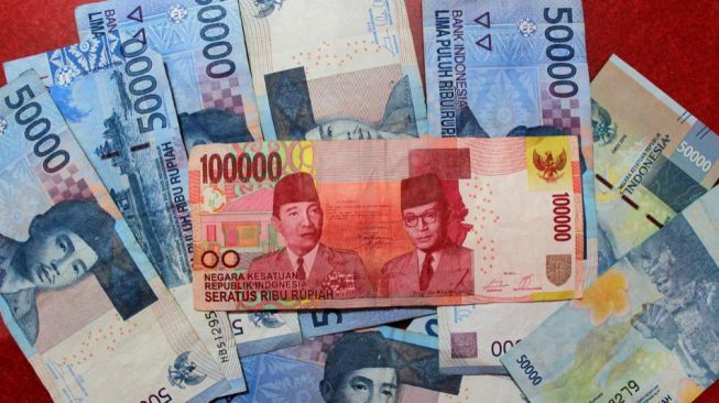 Ilustrasi rupiah, uang seratus ribu, uang lima puluh ribu -BSU September 2022 kapan cair (Pixabay)