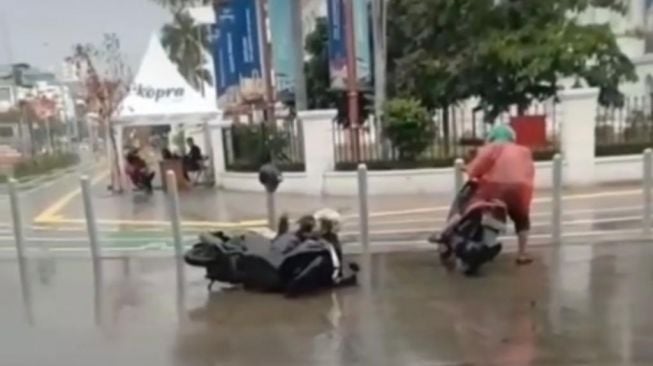 Jalanan Licin di Kota Tua Viral, Anies: Itu Motor yang Melanggar, Serobot Kawasan Pejalan Kaki!