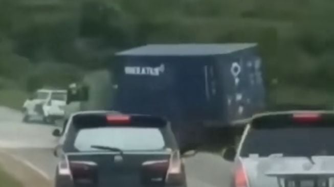 Viral Video Truk Fuso di Kalteng Tak Kuat Menanjak hingga Alami Kecelakaan, Netizen Malah Beri Supir Pujian?