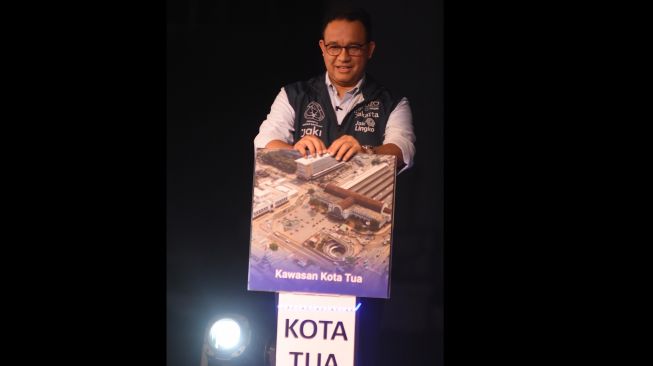 Gubernur DKI Jakarta Anies Baswedan secara simbolis memasang gambar pada acara Pembukaan Kembali Kawasan Kota Tua dan Groundbreaking CP202 MRT Jakarta Fase 2A di Plaza BEOS Kawasan Kota Tua, Jakarta Barat, Sabtu (10/9/2022). [ANTARA FOTO/Indrianto Eko Suwarso/rwa]