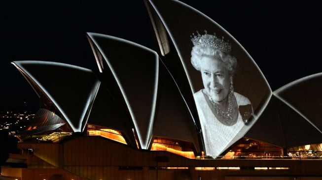 Sydney Opera House dihiasi gambar Ratu Inggris Elizabeth II sebagai bentuk penghormatan di Sydney, Australia, Jumat (9/9/2022). [Muhammad FAROOQ / AFP]