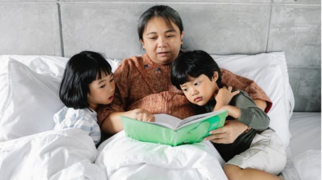 5 Tips Mengenalkan Buku dan Kegiatan Membaca pada Anak, Jangan Dipaksa!