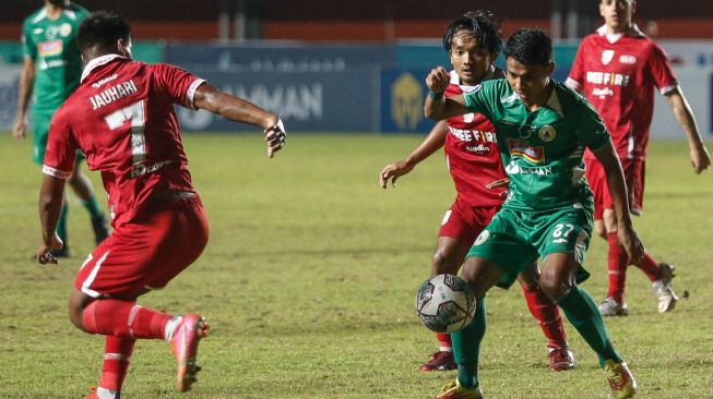 Pesepak bola PSS Sleman Irkham Mila (kedua kanan) mencoba melewati pesepak bola Persis Solo Irfan Jauhari (kiri) pada pertandingan Liga 1 di Stadion Maguwoharjo, Sleman, DI Yogyakarta, Sabtu (10/9/2022). [ANTARA FOTO/Hendra Nurdiyansyah/rw]