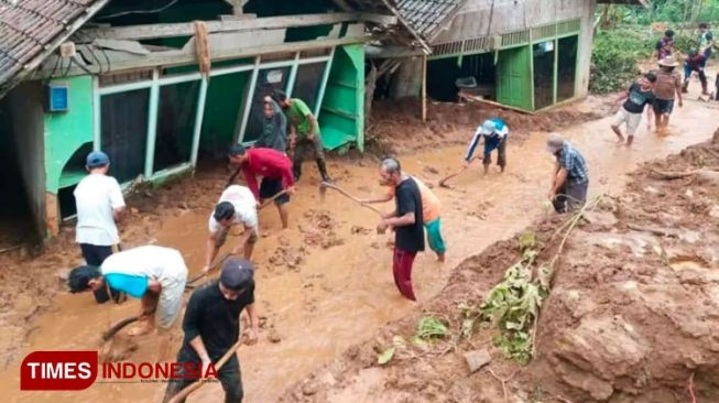 Tanah Longsor Menerjang Tiga Rumah di Probolinggo