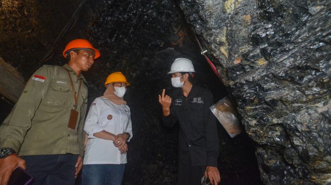 Pengunjung mendengarkan penjelasan pemandu saat berkunjung ke lubang bekas tambang batubara Mbah Suro di Sawahlunto, Sumatera Barat, Sabtu (10/9/2022). [ANTARA FOTO/Iggoy el Fitra/rwa]
