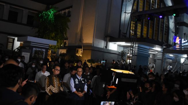 Menteri Perhubungan Budi Karya Sumadi (kiri) dan Gubernur DKI Jakarta Anies Baswedan (kedua kiri) memberikan keterangan pers pada acara Pembukaan Kembali Kawasan Kota Tua dan Groundbreaking CP202 MRT Jakarta Fase 2A di Plaza BEOS Kawasan Kota Tua, Jakarta Barat, Sabtu (10/9/2022). [ANTARA FOTO/Indrianto Eko Suwarso/rwa]