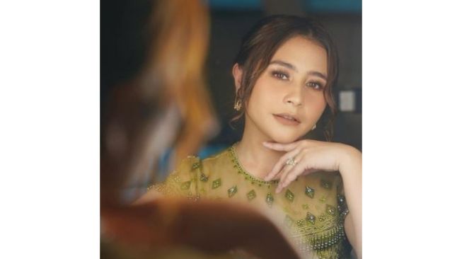 Publik Bisa Kembaran! Setelan Ungu Unyu Prilly Latuconsina Harganya Merakyat!