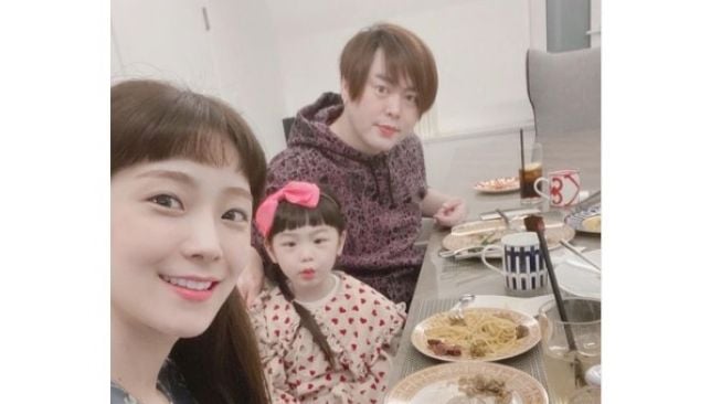 Moon Hee Jun dan Soyul bersama anak mereka [Instagram/@sssssssoyul]