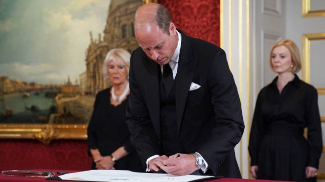 Pangeran William saat menandatangani Proklamasi Aksesi Raja Charles III saat pertemuan Dewan Aksesi di dalam Istana St James di London, Inggris, Sabtu (10/9/2022). [Kirsty O'Connor / POOL / AFP]