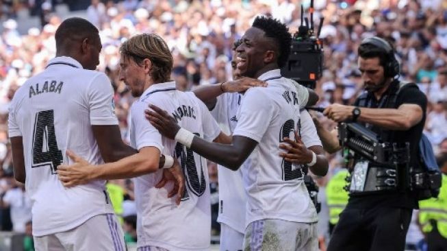 Para pemain Real Madrid merayakan gol Vinicius Junior (kanan) pada pertandingan Liga Spanyol kontra Real Mallorca di Stadion Santiago Bernabeu, Madrid, Spanyol. [THOMAS COEX / AFP]