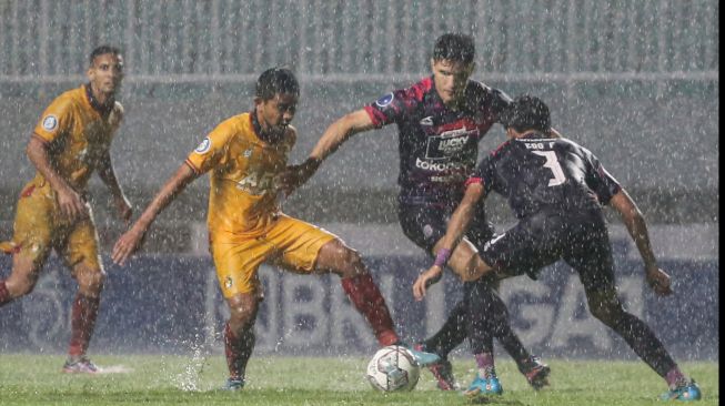 Pesepak bola Persik Kediri Arsyad (kedua kiri) dihadang pesepak bola Rans Nusantara FC Victor Sallinas (kedua kanan) dalam pertandingan Liga 1 di Stadion Pakansari, Kabupaten Bogor, Jawa Barat, Sabtu (10/9/2022). [ANTARA FOTO/Asprilla Dwi Adha/rwa]