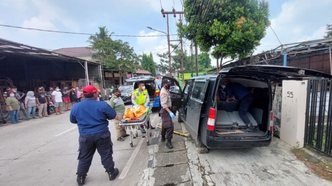 Minibus Tabrak Pagar Rumah di Pesanggrahan Jaksel Gegara Sopir Tewas Kena Serangan Jantung