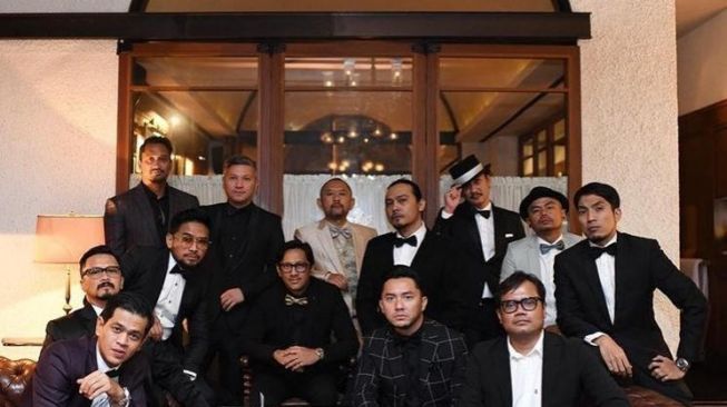 Bikin Acara Makan Malam Mewah ala Mafia, 5 Potret Anniversary ke-4 The Prediksi