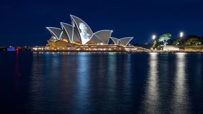 Sydney Opera House dihiasi gambar Ratu Inggris Elizabeth II sebagai bentuk penghormatan di Sydney, Australia, Jumat (9/9/2022). [Robert WALLACE / AFP]