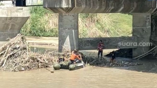 Becak Ditabrak Truk, Ibu dan Anak Balitanya Terjatuh ke Sungai Pemali Brebes, Penyelamatan Berlangsung Dramatis