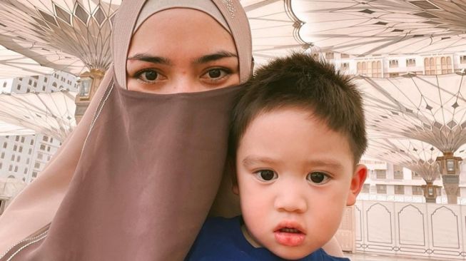 Potret Citra Kirana Berangkat Umroh (Instagram/@citraciki)