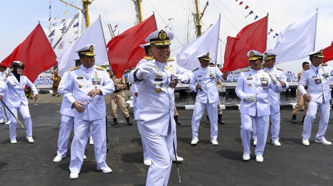 Sejumlah Perwira TNI AL berjoget saat kepala Staf TNI AL bernyanyi usai Upacara HUT ke-77 TNI AL di Kompleks Dermaga Pondok Dayung Koarmada I, Tanjung Priok, Jakarta, Senin (12/9/2022).[ANTARA FOTO/M Risyal Hidayat/aww].