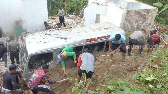 Bruk! Rumah Ambruk Tertimpa Longsor di Banjarnegara, Satu Korban Sedang di Kamar Mandi, Ini Kondisinya