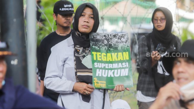 Massa aksi 1209 yang tergabung dalam Gerakan Nasional Pembela Rakyat (GNPR) yang terdiri dari elemen PA 212, GNPF Ulama hingga Front Persaudaraan Islam (FPI), serta ormas lainnya melakukan unjuk rasa di kawasan Patung Kuda, Jakarta Pusat, Senin (12/9/2022). [Suara.com/Alfian Winanto]