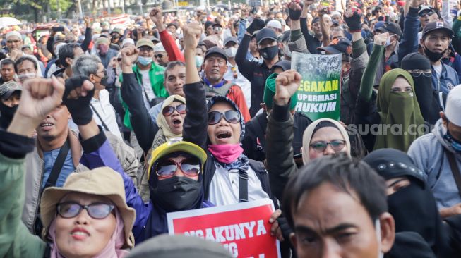 Massa aksi 1209 yang tergabung dalam Gerakan Nasional Pembela Rakyat (GNPR) yang terdiri dari elemen PA 212, GNPF Ulama hingga Front Persaudaraan Islam (FPI), serta ormas lainnya melakukan unjuk rasa di kawasan Patung Kuda, Jakarta Pusat, Senin (12/9/2022). [Suara.com/Alfian Winanto]