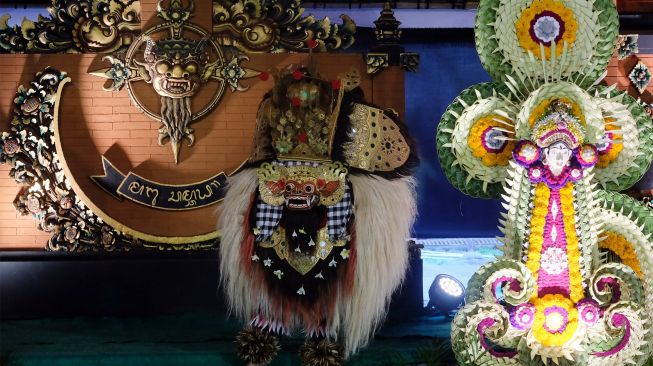 Seniman menampilkan kesenian Barong Buntut saat pagelaran Taman Ayun Barong Festival di Pura Taman Ayun Mengwi, Badung, Bali, Minggu (11/9/2022). [ANTARA FOTO/Nyoman Hendra Wibowo/foc]