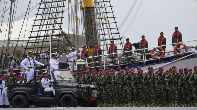 Kepala Staf TNI Angkatan Laut (KSAL) Laksamana TNI Yudo Margono (ketiga kiri) melakukan inspeksi pasukan saat Upacara HUT ke-77 TNI AL di Kompleks Dermaga Pondok Dayung Koarmada I, Tanjung Priok, Jakarta, Senin (12/9/2022). [ANTARA FOTO/M Risyal Hidayat/aww].