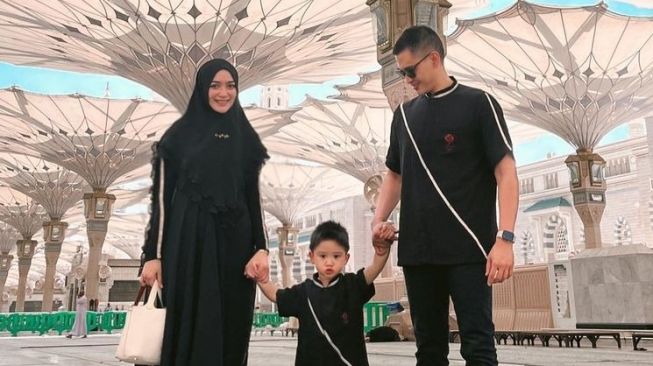 Potret Citra Kirana Berangkat Umroh (Instagram/@thereal_rezkyadhitya)