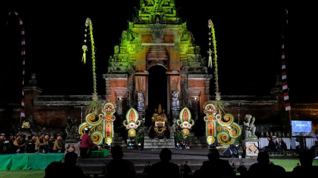 Warga menyaksikan seniman menampilkan kesenian Barong Ket saat pagelaran Taman Ayun Barong Festival di Pura Taman Ayun Mengwi, Badung, Bali, Minggu (11/9/2022). [ANTARA FOTO/Nyoman Hendra Wibowo/foc]
