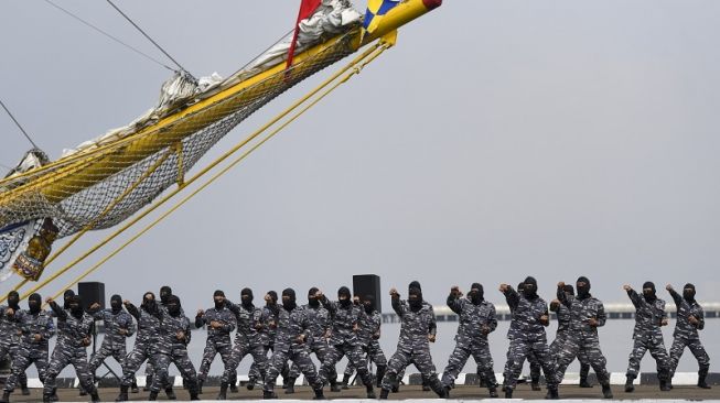 Sejumlah prajurit TNI AL mendemonstrasikan bela diri saat Upacara HUT ke-77 TNI AL di Kompleks Dermaga Pondok Dayung Koarmada I, Tanjung Priok, Jakarta, Senin (12/9/2022).[ANTARA FOTO/M Risyal Hidayat/aww].