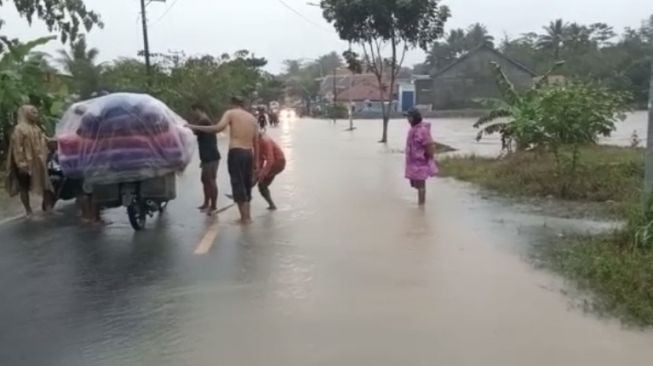 Sungai Cisadea Meluap, Jalan Penghubung Cianjur - Bandung Barat Terputus