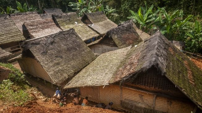 Sejumlah warga Suku Badui membersihkan sisa-sisa longsoran tanah di Desa Kanekes, Lebak, Banten, Senin (12/9/2022). [ANTARA FOTO/Muhammad Bagus Khoirunas/aww].