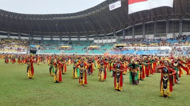 Ribuan orang menghadiri acara Pesona Nusantara Bekasi Keren (PNBK) pada Sabtu (8/10/2022) (Suara.com/ Danan Arya)