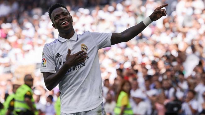 Penyerang sayap Real Madrid, Vinicius Junior merayakan golnya ke gawang Real Mallorca pada laga Liga Spanyol di Stadion Santiago Bernabeu, Madrid, Spanyol, Minggu (11/9/2022) malam WIB. [THOMAS COEX / AFP]