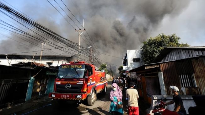 Gudang JNE di Depok Ludes Terbakar, Kerugian Puluhan Miliar Dialami Eiger