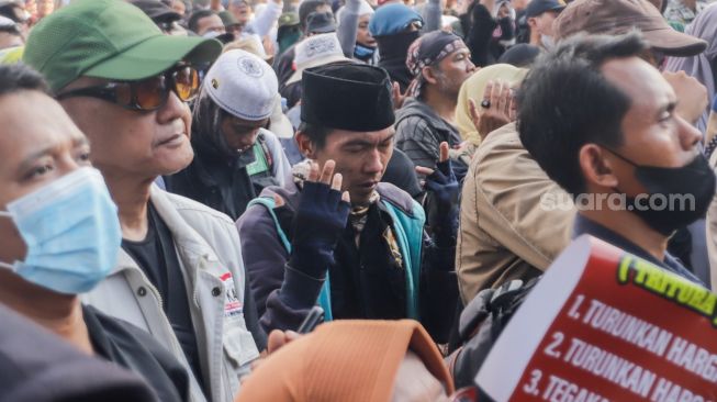 Massa aksi 1209 yang tergabung dalam Gerakan Nasional Pembela Rakyat (GNPR) yang terdiri dari elemen PA 212, GNPF Ulama hingga Front Persaudaraan Islam (FPI), serta ormas lainnya melakukan unjuk rasa di kawasan Patung Kuda, Jakarta Pusat, Senin (12/9/2022). [Suara.com/Alfian Winanto]