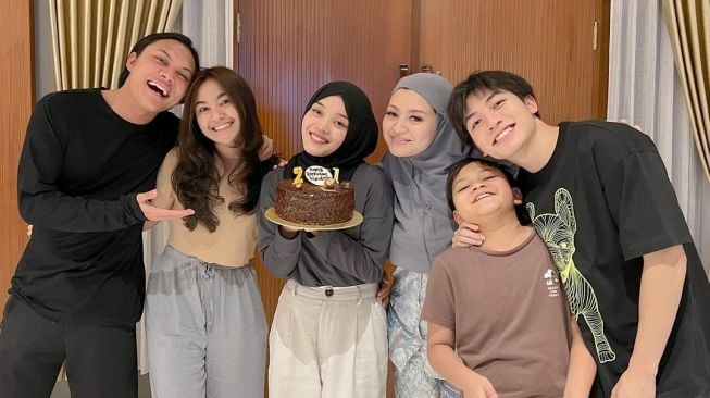 Potret Akrab Mahalini dan Adik-adik Rizky Febian(Instagram/@putridelinaa)